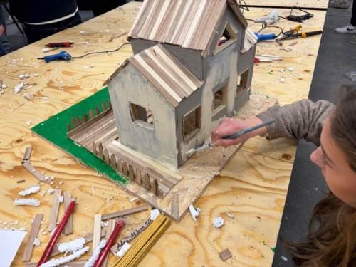 Bilde av folk som maler husene: